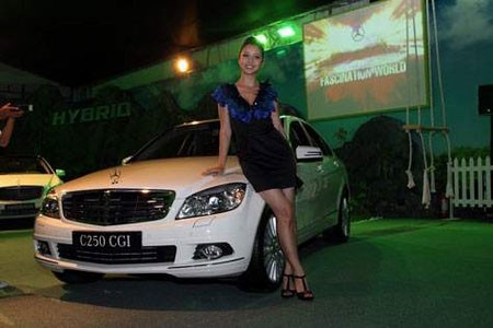 Hoa hậu Jennifer Phạm cũng là chủ sở hữu của chiếc xe C250 CGI màu trắng 1,2 tỷ đồng.